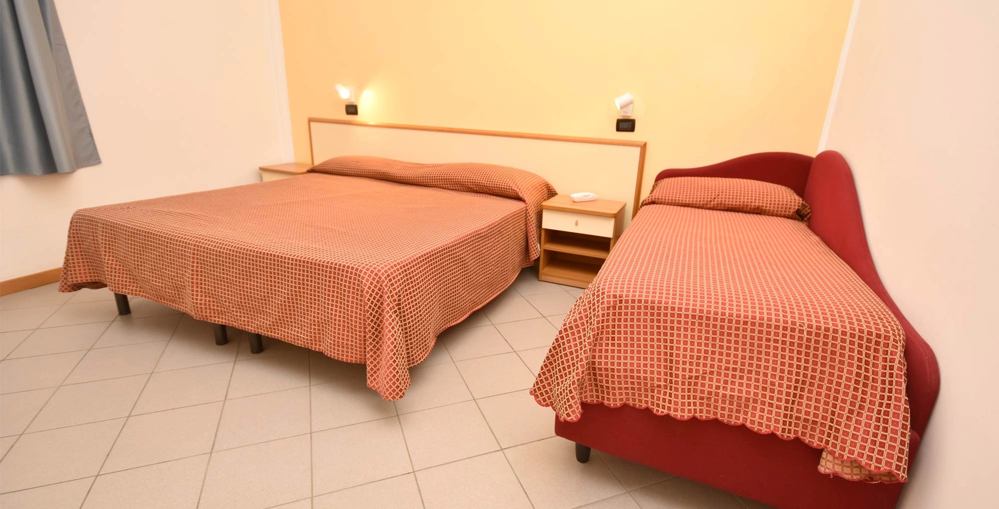 media.Slide-Camera-Standard-03-Hotel-Thea