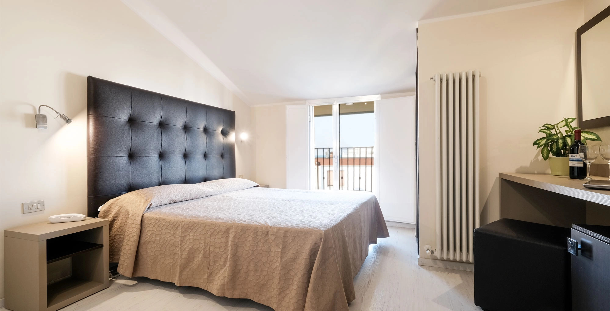 media.Slide-Camera-Elite-03-Hotel-Thea